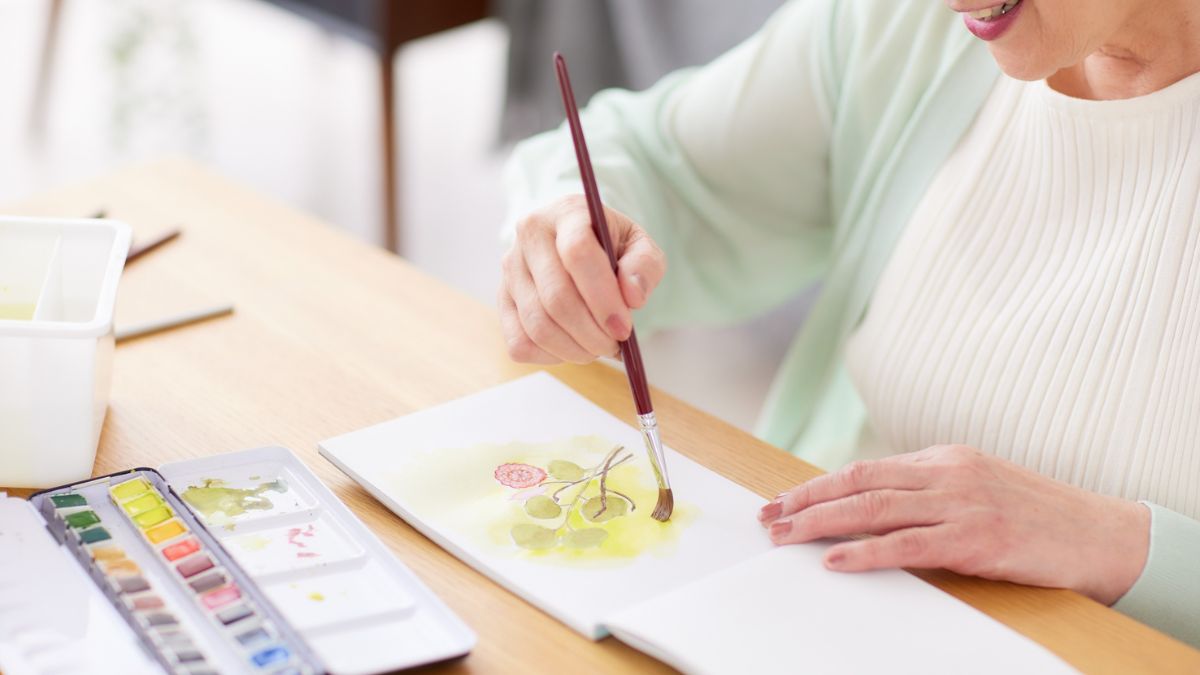 水彩画を描く女性の手元｜フラワーエッセンス　自分を表現する一歩