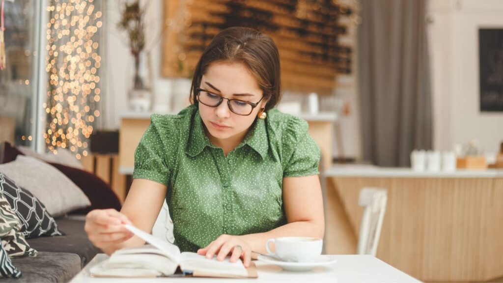 ノートを取りながら学ぶ女性。HSS型HSPの特徴を理解し、自分に合った付き合い方を考えるイメージ