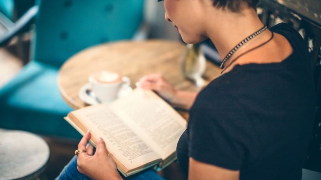 HSS型HSPがやりたいことを探しながら本を読む女性のイメージ