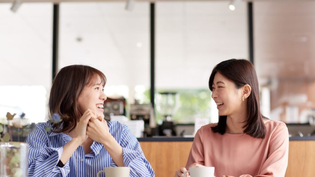 笑顔で会話をする二人の女性